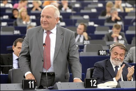 El Presidente del Grupo Popular Europeo firma la Declaración crítica con ACTA