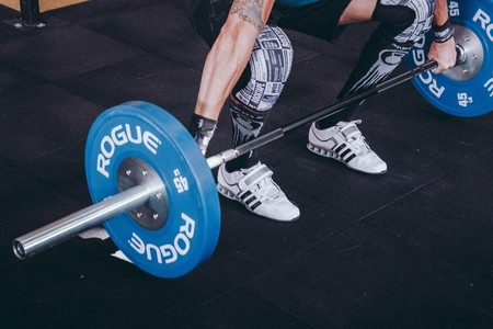 Entrenamiento de fuerza: cuánto peso y cuántas repeticiones hacer para ganar fuerza en el gimnasio