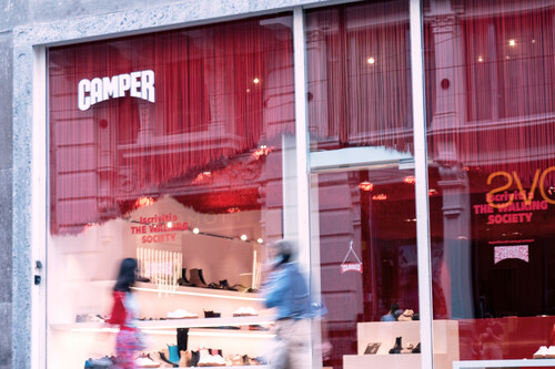 Liquidación total en Camper: todas las sandalias, zapatillas e incluso botas para el otoño, ahora a mitad de precio  