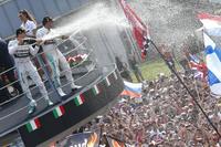 Lewis Hamilton aprovecha el regalo de Nico Rosberg para hacerse con el Gran Premio de Italia 
