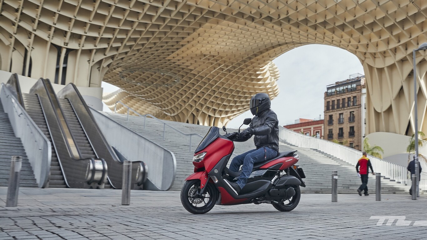 Probamos el Yamaha NMAX 125: un scooter urbano para el carnet de coche que ahora arranca sin llave pero mantiene un precio ajustado