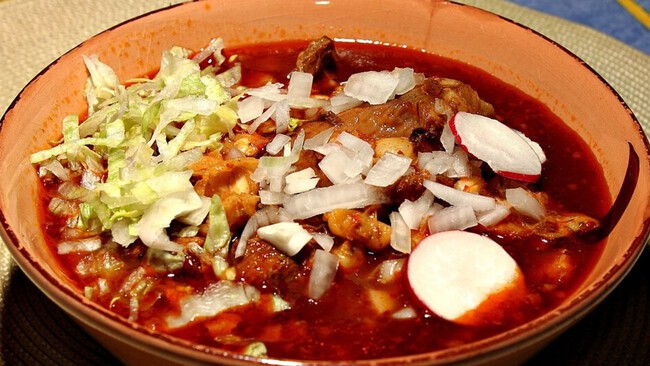 Cómo hacer 5 litros de pozole rojo estilo Jalisco: alcanza para 10
