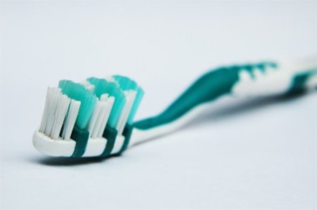 Apretar mucho al cepillarnos los dientes puede pasarnos factura