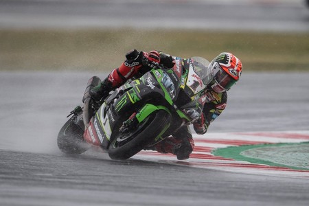 Jonathan Rea se exhibe bajo la lluvia y es el nuevo líder del WSBK tras otra caída de Álvaro Bautista