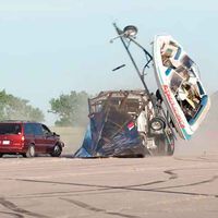 Mientras esperamos el 'GTA 6', este youtuber se ha fabricado su propio camión chuchilla: es una máquina de destruir coches, barcos y lo que se le ponga por delante