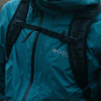 Puedes llevarlo en la mochila y está rebajado a más de la mitad de precio: este es el cortavientos Columbia que no vamos a dejar de usar  