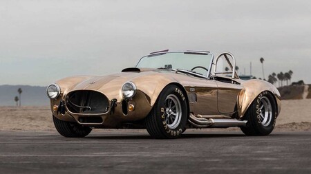 Un peculiar Shelby Cobra de 1965 con carrocería de bronce está a la venta por varios millones de pesos