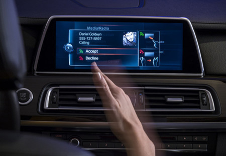 De los primeros radios a la voz sexy del navegador: Así ha evolucionado el entretenimiento en el auto (Parte 2)