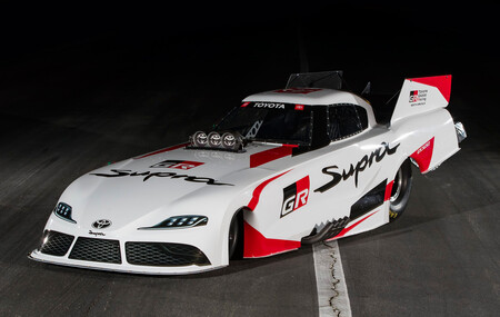 ¡Misil a la vista! El Toyota GR Supra Funny Car es una bestia de drags con más de 11.000 CV capaz de superar los 500 km/h