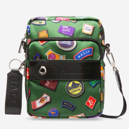 Nueva York en los setentas y los niños exploradores inspiran los bolsos de invierno de BALLY