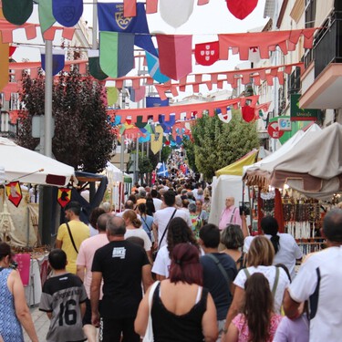 Caballeros escoceses, gaitas, música celta y puestos de artesanía: así es el mercado medieval ideal para visitar hasta el 23 de agosto en un pueblo de Málaga 