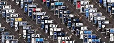 Si los aparcamientos funcionasen como estas campas de coches se podría ahorrar un 60% de espacio