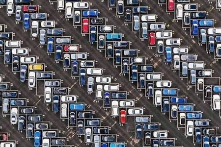 Si los aparcamientos funcionasen como estas campas de coches se podría ahorrar un 60% de espacio