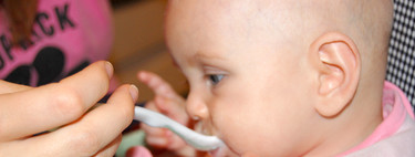 Adelantar la alimentación complementaria para que los bebés engorden más es un error