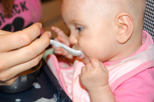 Adelantar la alimentación complementaria para que los bebés engorden más es un error