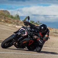 Probamos la KTM 1290 Super Duke R: la bestia de 180 CV gana en control, pero mantiene todo su carácter 
