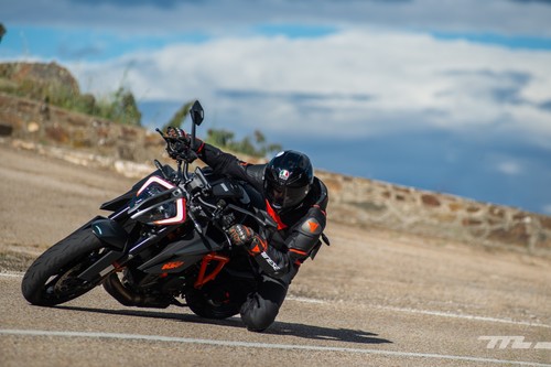 Probamos la KTM 1290 Super Duke R: la bestia de 180 CV gana en control, pero mantiene todo su carácter