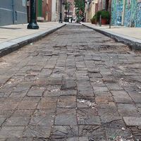 Las calles de las grandes ciudades eran de madera antes del asfalto y los coches. Estos silenciosos adoquines aún los podemos ver en Madrid