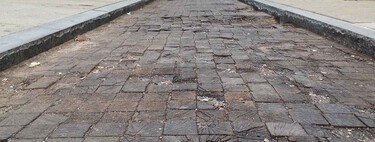 Las calles de las grandes ciudades eran de madera antes del asfalto y los coches. Estos silenciosos adoquines aún los podemos ver en Madrid