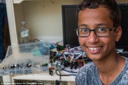 Microsoft le envía a Ahmed Mohamed una Surface Pro 3 y otros productos más de regalo