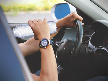 beber agua conduciendo