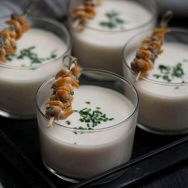 Con la Thermomix o la minipimer y dos conservas, tienes una crema de espárragos fresca y rápida para resolver la comida 