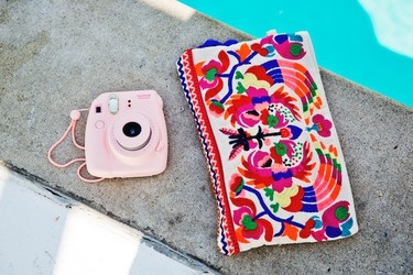 Este verano inmortalízalo con la cámara instantánea Fuji Mini 8 de Fujifilm