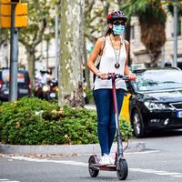 ¿Es obligatorio el uso de casco en patinetes? Ni la DGT se aclara y enciende a los usuarios de los VMP