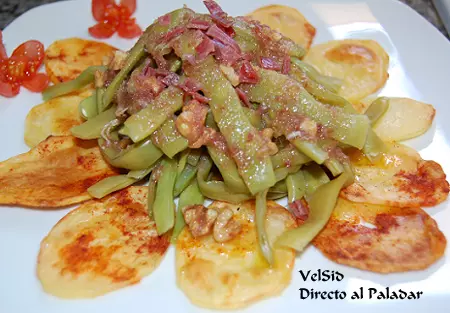 Judías verdes con aceite de jamón y nueces y patatas chips caseras