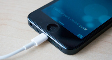 El agujero de seguridad del conector de carga en los dispositivos iOS ya está solucionado en iOS 7