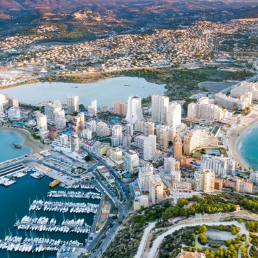 Ni Altea ni Benidorm. El pueblo con más ambiente de Alicante es este con playas larguísimas y esencia marinera