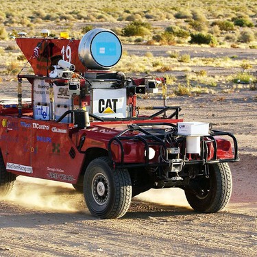 El Pentágono ofreció un millón de dólares al coche que cruzara el desierto sin conductor. Fue un fracaso, pero así nació el coche autónomo 