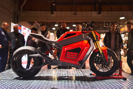 Esta moto eléctrica viene de Finlandia y con 320 Nm empuja casi el triple que una BMW S 1000 RR