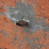 En España hay más de 120 USB que sobresalen de una pared: esto es lo que puedes encontrar en ellos si asumes el riesgo de conectar tu móvil o portátil