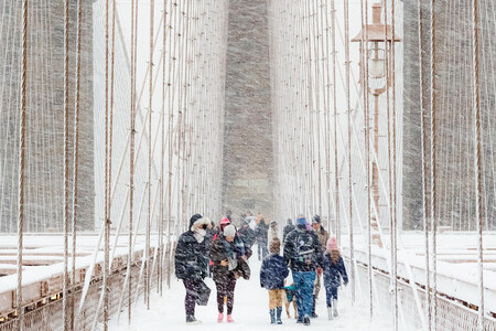 Una espectacular tormenta de nieve en el puente de Brooklyn ganadora del concurso Weather Photographer of the Year 2020