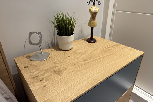 Mis mesitas de noche no se podían pegar a la pared: lo solucioné con un enchufe con bisagra