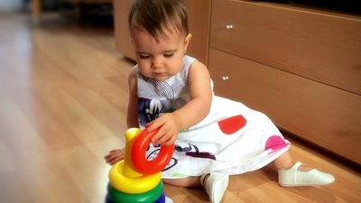 El bebé explorador y sus inquietas manos