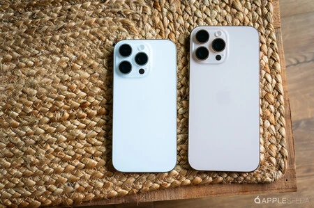 iPhone 16 Pro (ホワイトチタン) および iPhone 16 Pro Max (デザートチタン)