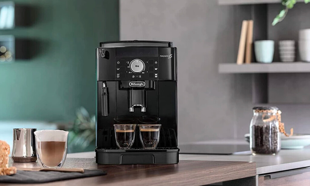 Esta cafetera superautomática De’Longhi es la que más comentarios tiene en Amazon y más de 44 mil personas han opinado sobre ella 