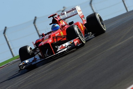 A Fernando Alonso se le complica la carrera