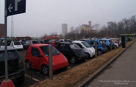 Aparcamiento de coches eléctricos en Oslo en abril de 2013