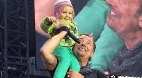Bruce Springsteen, el abuelo rockero: 15 tiernos vídeos de 'Waitin' On A Sunny Day' con peques