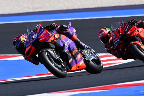 Jorge Martín le gana el duelo de la sprint a Pecco Bagnaia en su casa, y otra remontada más de Marc Márquez, que no saborea podio