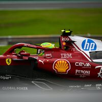 "Necesitamos pilotos que piensen menos en sí mismos". El jefazo de Ferrari empieza a estar muy cansado de Lewis Hamilton 