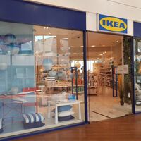 La lámpara de pie más vendida de IKEA, regulable en altura y fabricada en madera de fresno,  está a un precio irresistible