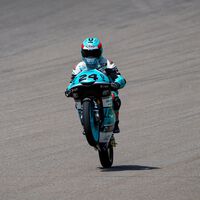 Tatsuki Suzuki manda en los libres de Moto3 en Sachsenring pero Izan Guevara sigue metiendo miedo