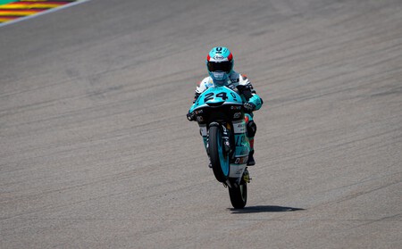 Tatsuki Suzuki manda en los libres de Moto3 en Sachsenring pero Izan Guevara sigue metiendo miedo