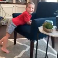 El emotivo vídeo viral de un niño de cinco años con una enfermedad cerebral grave al caminar solo por primera vez