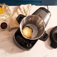 Se limpia solo, cocina todo tipo de recetas y se controla con el móvil: el robot de cocina Cecotec que supera al de Lidl y  arrasa a casi el 70% de descuento 