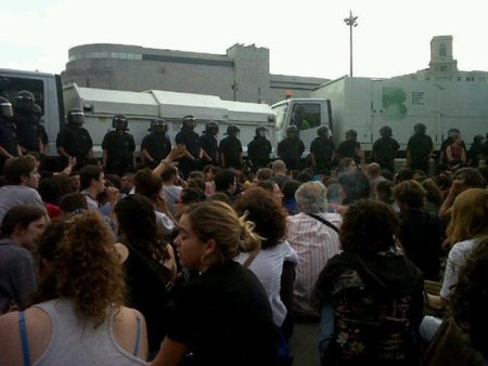 Artur Mas ordena desalojar por 'higiene' a los acampados